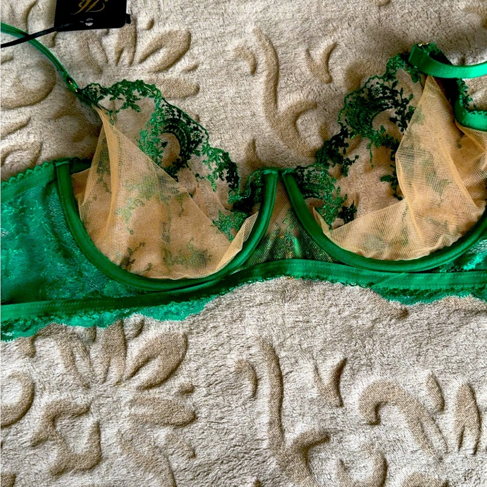 Beautiful green bra with emerald charm that hangs from the middle 38 double D